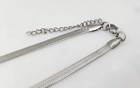 Flache Choker-Halskette aus Edelstahl, silberfarben, L 43 + 5 cm, B 4 mm