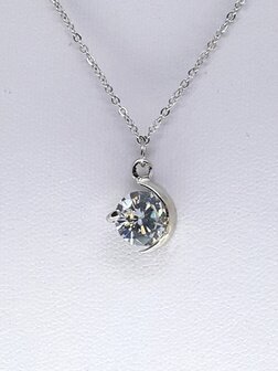 Ketting met zirkonia steen hanger, "half-moon" zetting. 
