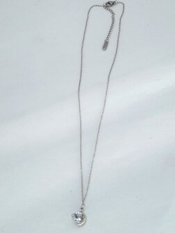 Ketting met zirkonia steen hanger, "half-moon" zetting. 