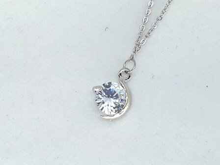 Ketting met zirkonia steen hanger, "half-moon" zetting. 