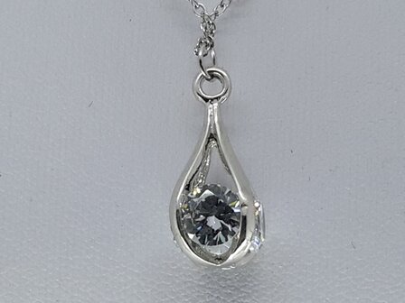 Ketting met druppelvorm hanger, 3 zijde zirkonia zetting