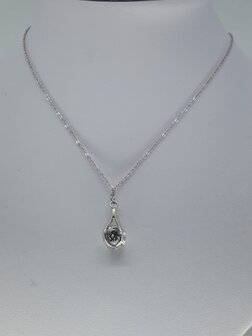 Ketting met druppelvorm hanger, 3 zijde zirkonia zetting
