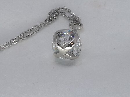 Ketting met druppelvorm hanger, 3 zijde zirkonia zetting