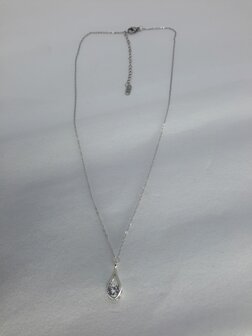 Ketting met druppelvorm hanger, 3 zijde zirkonia zetting