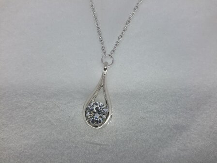 Ketting met druppelvorm hanger, 3 zijde zirkonia zetting