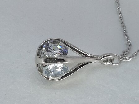 Ketting met druppelvorm hanger, 3 zijde zirkonia zetting