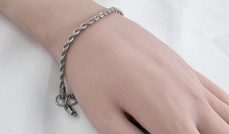 Edelstahl Silberfarbenes gedrehtes Armband, 18- 20 cm