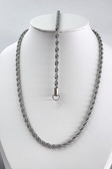 Edelstahl-Set. Silberfarbene gedrehte Halskette mit Armband