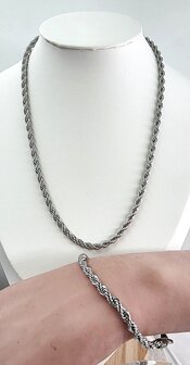 Edelstahl-Set. Silberfarbene gedrehte Halskette mit Armband