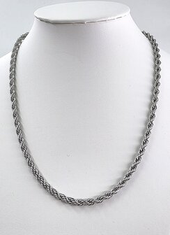 Edelstahl-Set. Silberfarbene gedrehte Halskette mit Armband