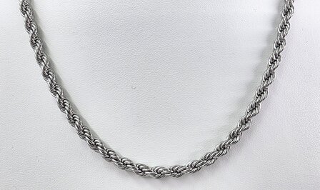 Edelstahl-Set. Silberfarbene gedrehte Halskette mit Armband