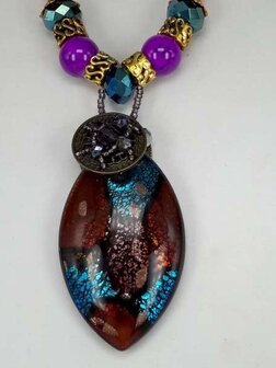 Bruine leren ketting: kralen en muranohanger: ovaal, blauw, bruin lila, goudschilfers