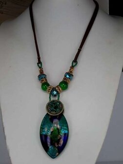 Bruine leren ketting: kralen en muranohanger: ovaal, blauwgroen, zilverschilfers