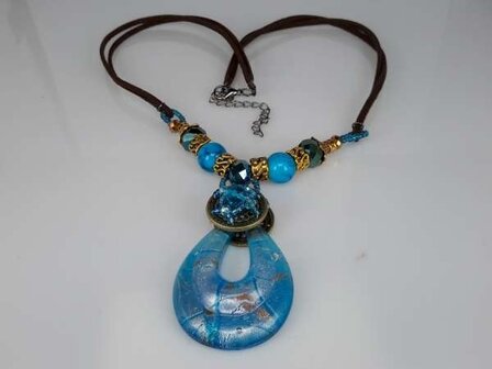 Bruine leren ketting: kralen en muranohanger: druppelvorm in zilver, lila &amp; blauw