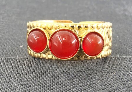 Ring RVS drie Rode agaat edelstenen goudkleurige