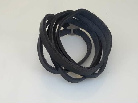 Die 5-K&ouml;pfe-Armbinde ist schwarz und wei&szlig;, gesp