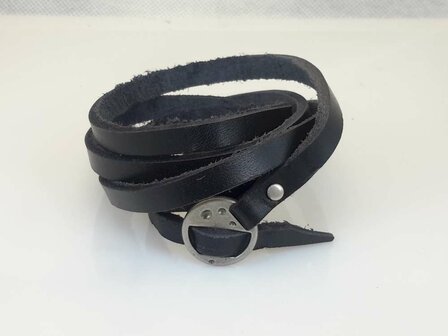 Die 5-K&ouml;pfe-Armbinde ist schwarz und wei&szlig;, gesp