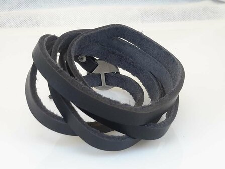 Die 5-K&ouml;pfe-Armbinde ist schwarz und wei&szlig;, gesp