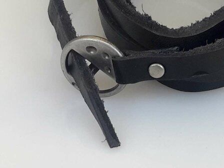 Die 5-K&ouml;pfe-Armbinde ist schwarz und wei&szlig;, gesp