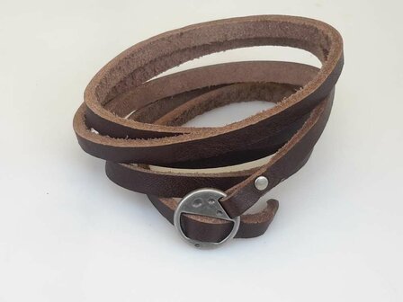 Die 5-K&ouml;pfe-Armbinde ist schwarz und wei&szlig;, gesp