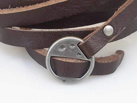 Die 5-K&ouml;pfe-Armbinde ist schwarz und wei&szlig;, gesp