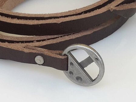 Die 5-K&ouml;pfe-Armbinde ist schwarz und wei&szlig;, gesp