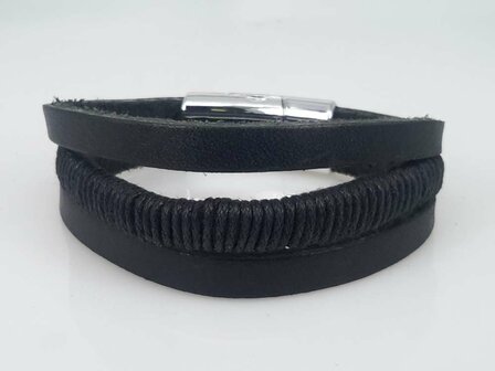 Schwarzes Lederarmband, L&auml;nge 15 cm, mit 3 Seilb&auml;ndern und Magnetverschluss.