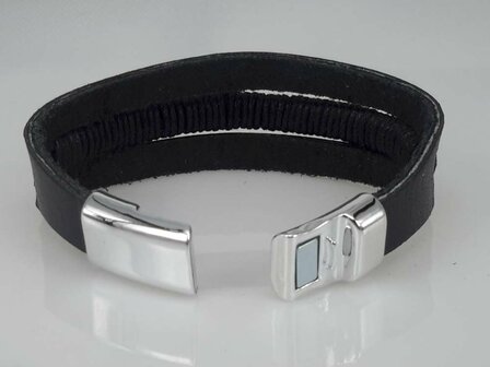 Schwarzes Lederarmband, L&auml;nge 15 cm, mit 3 Seilb&auml;ndern und Magnetverschluss.