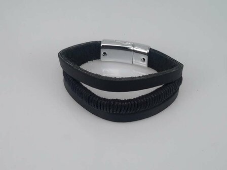 Schwarzes Lederarmband, L&auml;nge 15 cm, mit 3 Seilb&auml;ndern und Magnetverschluss.