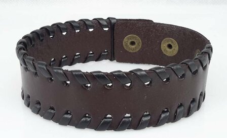 Armband aus Glattleder &ndash; Schwarz oder Braun, mit Flechtdetail, verstellbare Gr&ouml;&szlig;e.