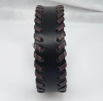 Armband aus Glattleder &ndash; Schwarz oder Braun, mit Flechtdetail, verstellbare Gr&ouml;&szlig;e.