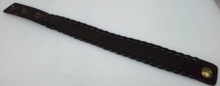 Armband aus Glattleder &ndash; Schwarz oder Braun, mit Flechtdetail, verstellbare Gr&ouml;&szlig;e.