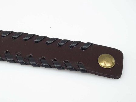 Armband aus Glattleder &ndash; Schwarz oder Braun, mit Flechtdetail, verstellbare Gr&ouml;&szlig;e.