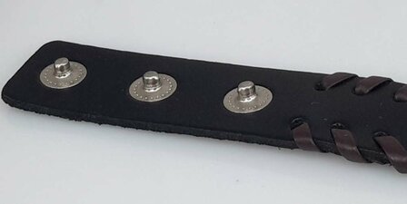 Armband aus Glattleder &ndash; Schwarz oder Braun, mit Flechtdetail, verstellbare Gr&ouml;&szlig;e.
