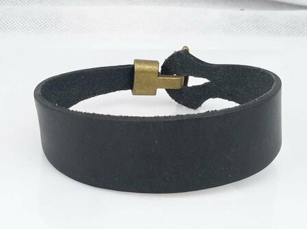 Glattes Lederarmband &ndash; leicht gebogen mit Hakenverschluss, schwarz oder braun, 3er-Pack