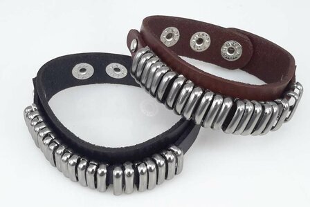 Glattlederarmband &ndash; Ringe &amp; Druckknopfverschluss, Schwarz oder Braun