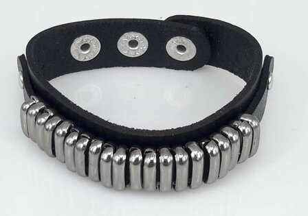 Glattlederarmband &ndash; Ringe &amp; Druckknopfverschluss, Schwarz oder Braun