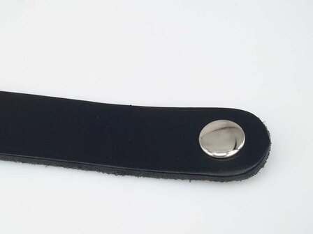 Breites Lederarmband, glatt, schwarz oder braun mit Druckknopf.