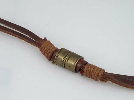 Braunes Seillederarmband &ndash; Bronzeringe und Hakenverschluss