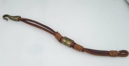 Braunes Seillederarmband &ndash; Bronzeringe und Hakenverschluss