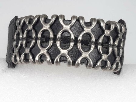 Schwarzes Lederarmband &ndash; Doppelte X-Reihe mit Schnallenverschluss.