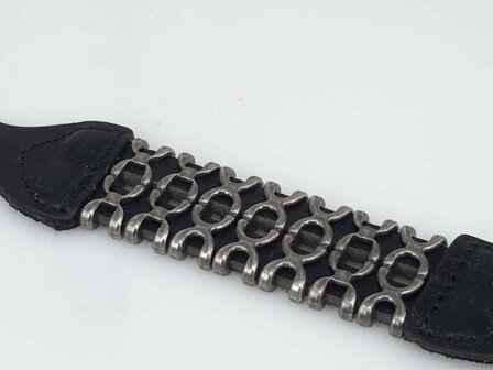 Schwarzes Lederarmband &ndash; Doppelte X-Reihe mit Schnallenverschluss.
