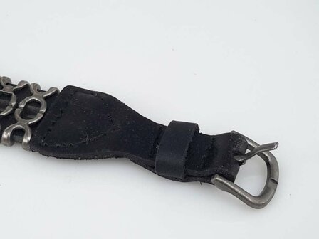 Schwarzes Lederarmband &ndash; Doppelte X-Reihe mit Schnallenverschluss.