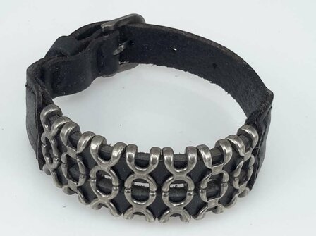 Schwarzes Lederarmband &ndash; Doppelte X-Reihe mit Schnallenverschluss.