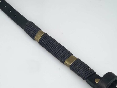 Schmale Lederarmband &ndash; Glatt mit Kordel, Schwarz oder Braun
