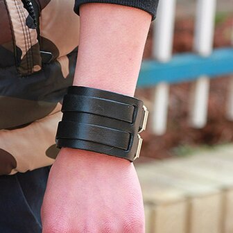 Breites Lederarmband &ndash; Doppelriemen mit Schnallenverschluss, Schwarz oder Braun