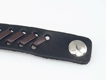 Lederarmband braun mit schwarzem Zopfmuster und Druckknopf