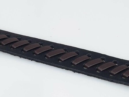 Lederarmband braun mit schwarzem Zopfmuster und Druckknopf
