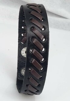 Lederarmband braun mit schwarzem Zopfmuster und Druckknopf