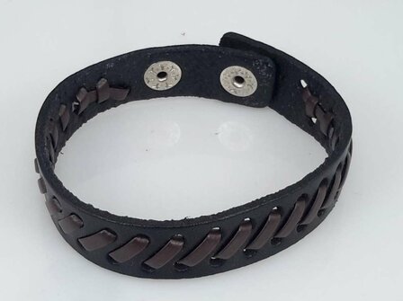 Lederarmband braun mit schwarzem Zopfmuster und Druckknopf